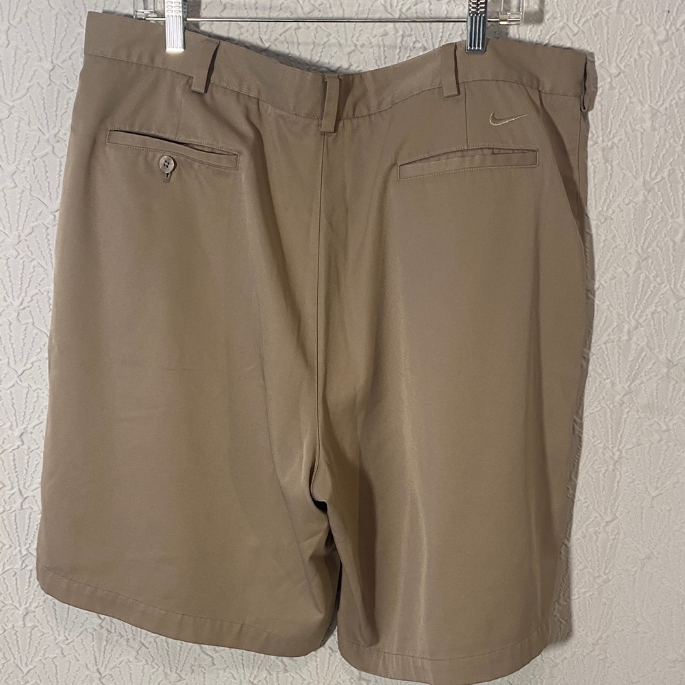 Nike Golf Men's Khaki Flat Front Shorts Lightweight Size 40 Dadcore Comfort - Picture 5 of 6